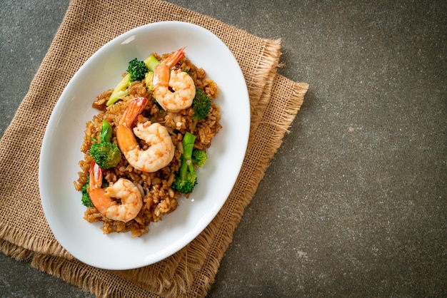 riz frit aux brocolis et crevettes - Style de cuisine maison