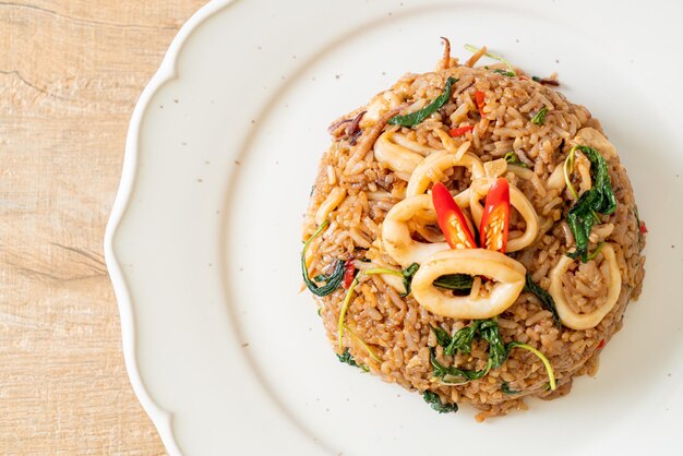 riz frit aux calamars et basilic à la thaïlandaise - cuisine asiatique