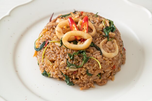 riz frit aux calamars et basilic à la thaïlandaise - cuisine asiatique