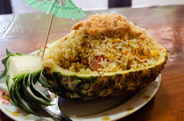 Riz frit aux crevettes à l'ananas Kaao pat sapbparot est un plat thaïlandais délicieux et spectaculaire