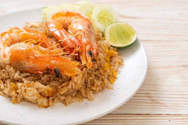 Riz Frit aux Crevettes sur Assiette