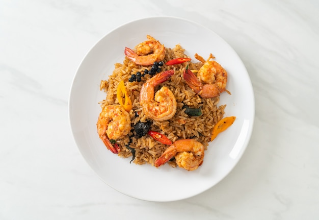 riz frit aux crevettes aux herbes et épices - style cuisine asiatique