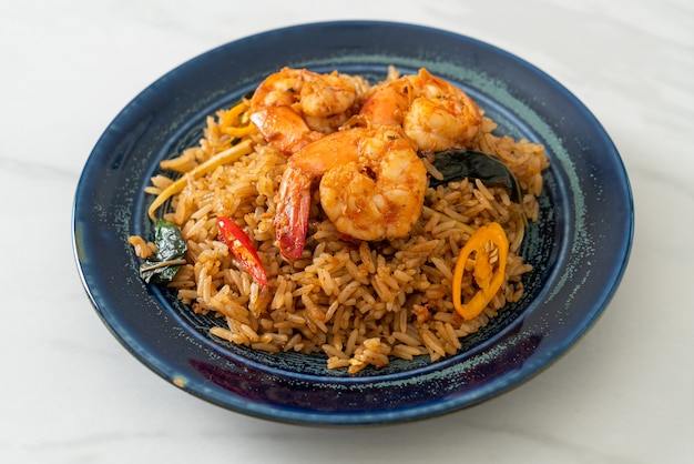 riz frit aux crevettes aux herbes et épices - style cuisine asiatique