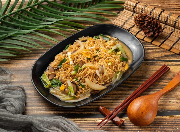 Riz frit aux crevettes et aux œufs servi dans un bol isolé sur la vue de dessus de table de la nourriture taïwanaise