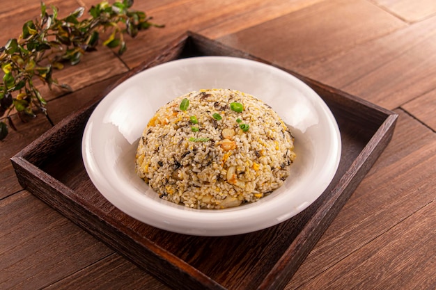 Riz frit aux crevettes et légumes d'olive plat servi isolé sur la vue de dessus de table en bois de la nourriture de Hong Kong