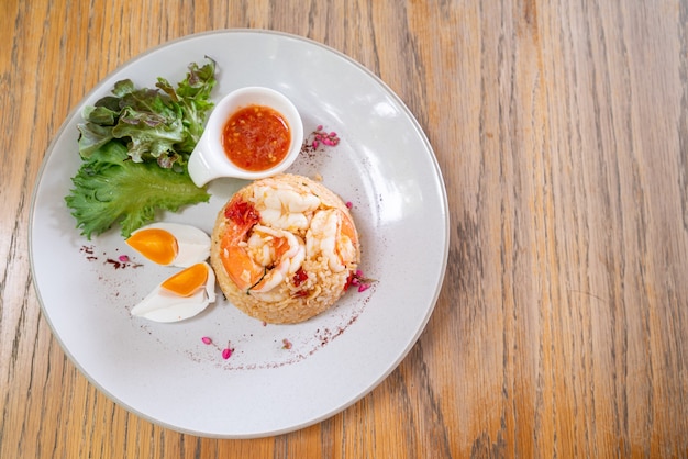 Riz Frit Aux Crevettes Avec œuf Salé Sur Assiette