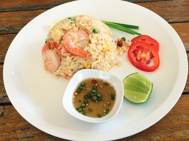 Riz frit aux crevettes, style de cuisine thaïlandaise Point de focalisation sélective