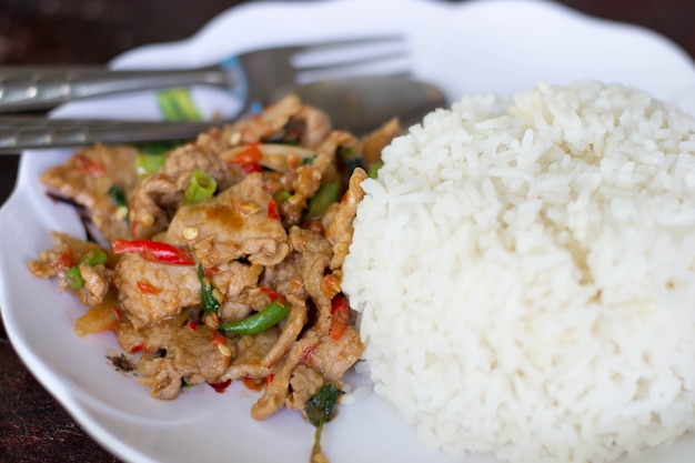 Riz frit aux feuilles de basilic