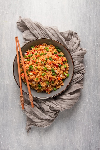 Riz frit aux légumes et aux œufs Cuisine chinoise faite maison aucun peuple