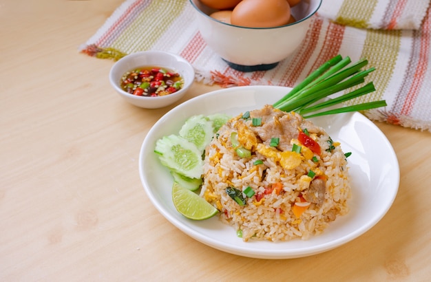 riz frit aux œufs de porc avec suace de poisson chili