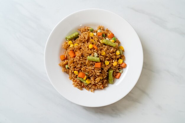 riz frit aux pois verts, carottes et maïs - style alimentaire végétarien et sain