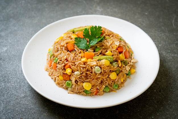 riz frit aux pois verts, carottes et maïs - style alimentaire végétarien et sain