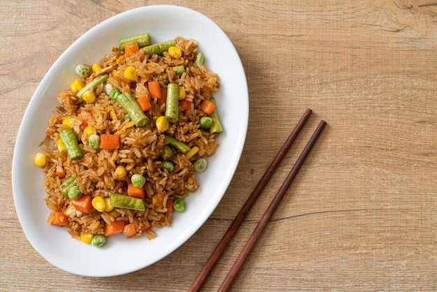 riz frit aux pois verts, carottes et maïs - style alimentaire végétarien et sain