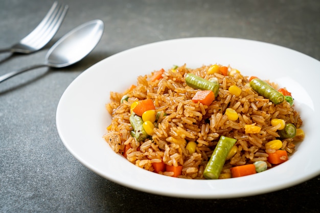 riz frit aux pois verts, carottes et maïs