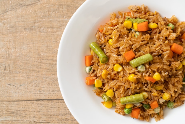 riz frit aux pois verts, carottes et maïs