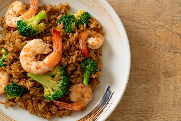 riz frit avec brocoli et crevettes