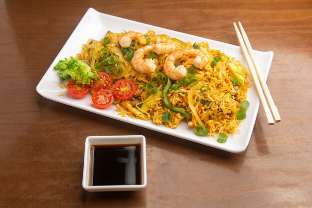 Photo riz frit chinois aux crevettes