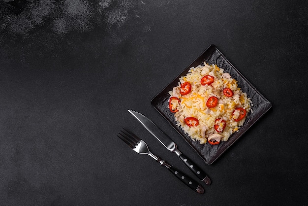 Riz frit chinois fait maison avec des légumes et un poulet