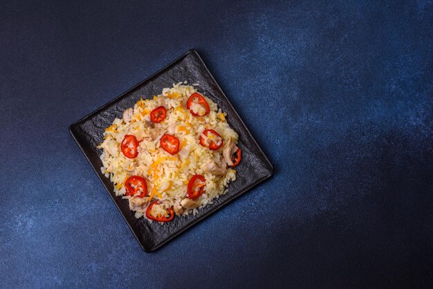 Riz frit chinois fait maison avec des légumes et un poulet