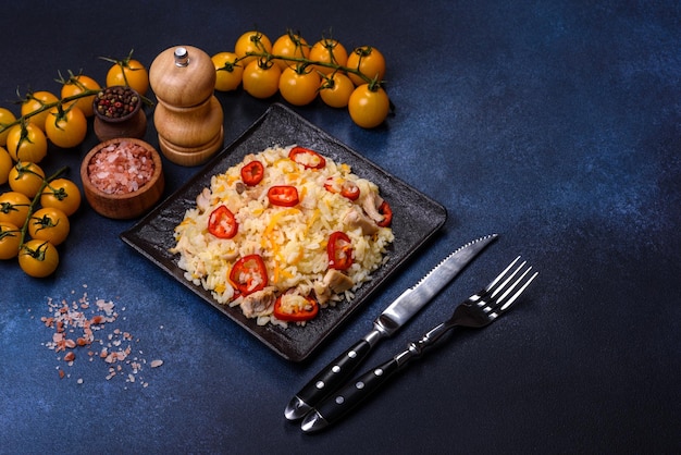 Riz frit chinois fait maison avec des légumes et un poulet