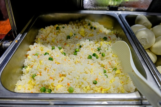 Riz frit chinois végétal dans le plateau