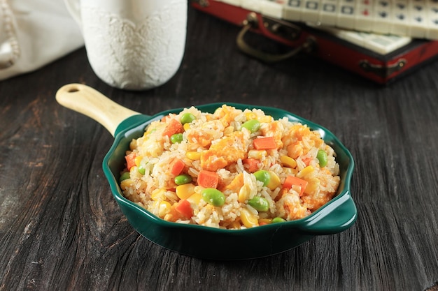 Riz frit chinois de Yangchow avec du maïs sucré et des œufs