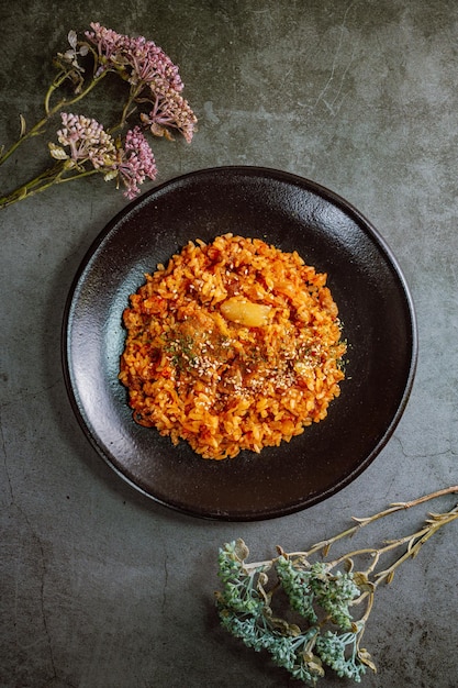 Photo le riz frit coréen avec du kimchi mugeunji bokkeumbap vieilli