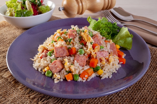 Riz frit avec du jambon et des oeufs