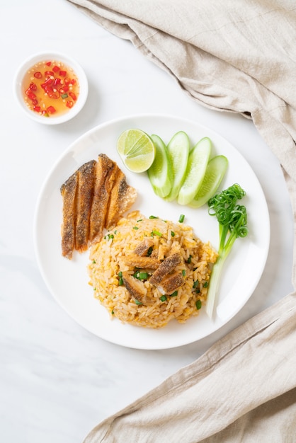 riz frit avec du poisson gourami croustillant