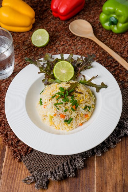 Riz frit avec des légumes et de la viande, de la nourriture thaïlandaise.