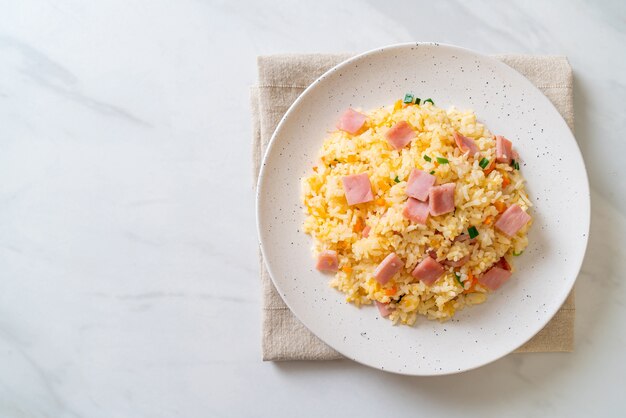 riz frit maison avec jambon sur assiette