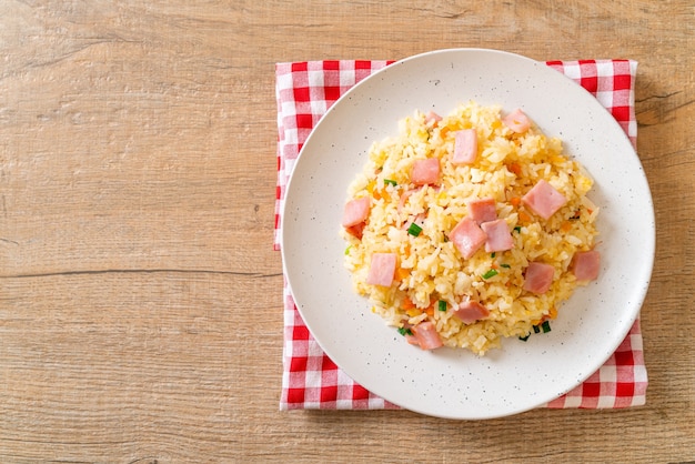 riz frit maison avec jambon sur assiette