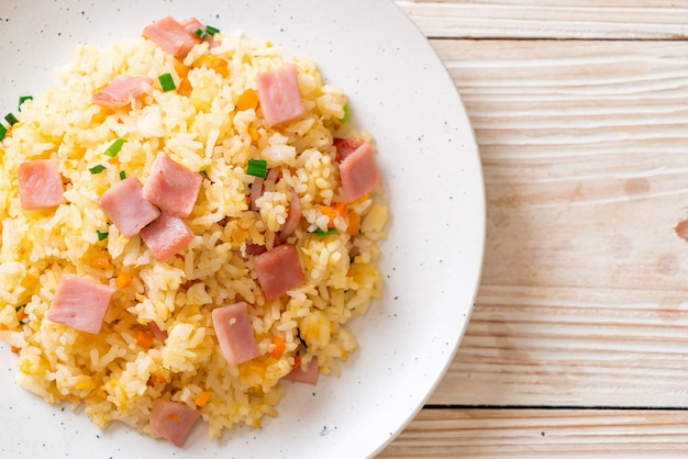 riz frit maison avec jambon sur assiette