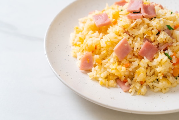 riz frit maison avec jambon sur assiette