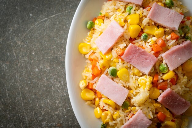 riz frit maison avec jambon et mélange de légumes (carotte, pois verts, carotte)