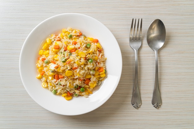 riz frit maison avec mélange de légumes (carotte, pois verts, maïs) et œuf