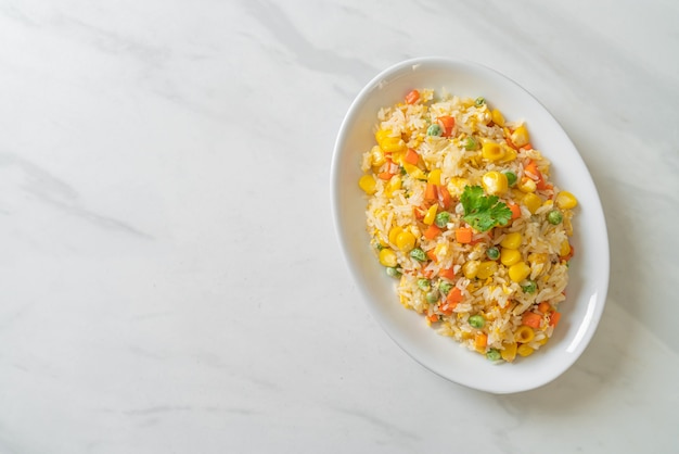 riz frit maison avec mélange de légumes (carotte, pois verts, maïs) et œuf