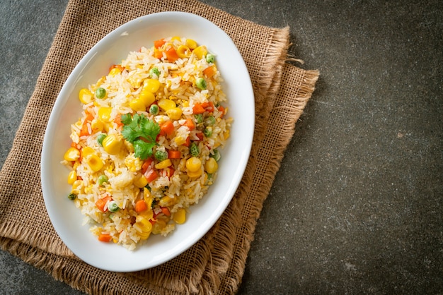 riz frit maison avec mélange de légumes (carotte, pois verts, maïs) et œuf