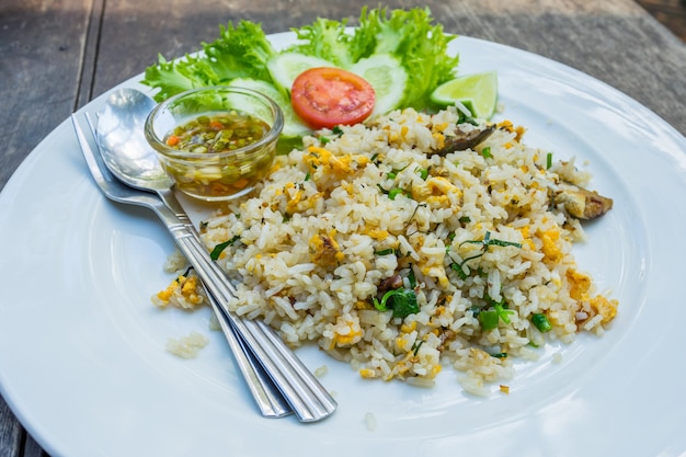 Photo riz frit de nourriture thaïlandaise sur la plaque