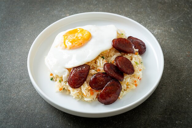 riz frit avec oeuf au plat et saucisse chinoise - Cuisine maison de style asiatique