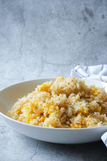 Riz frit avec oeuf en plaque blanche