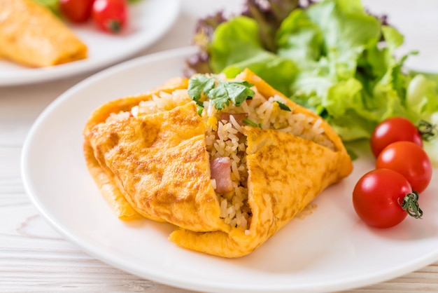 Riz frit parfumé dans un emballage d&#39;omelette