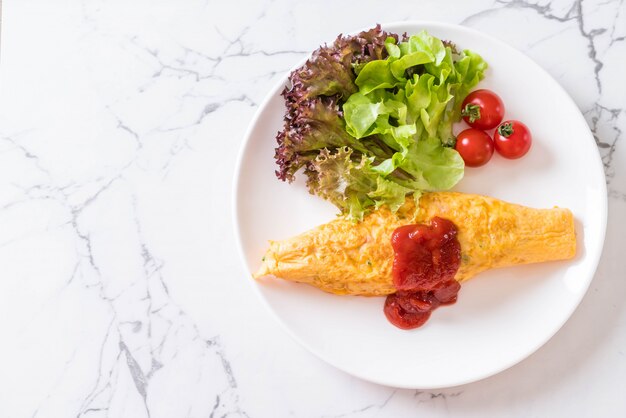 Riz frit parfumé dans un emballage d&#39;omelette