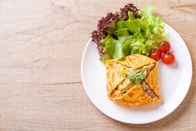 Riz frit parfumé dans un emballage d&#39;omelette