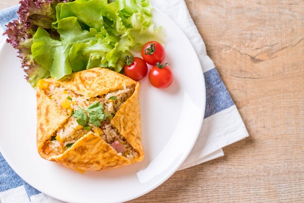 Riz frit parfumé dans un emballage d&#39;omelette