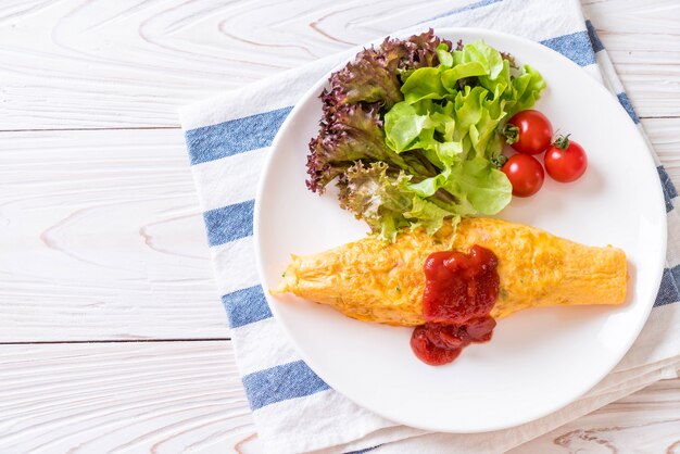 Riz frit parfumé dans un emballage d&#39;omelette