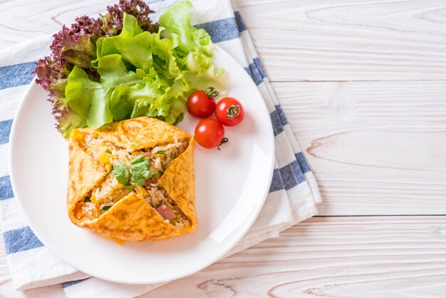 Riz frit parfumé dans un emballage d&#39;omelette