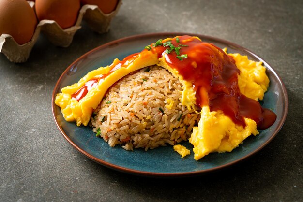 Riz frit parfumé dans un emballage d&#39;omelette