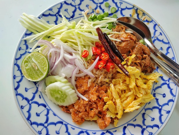 Riz frit à la pâte de crevettes appelé Khao kluk kapi en langue thaï