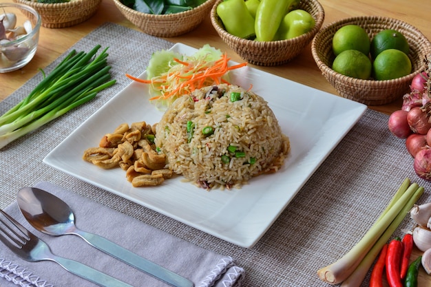 Riz frit avec pâte de crevettes et maquereau frit et porc rôti